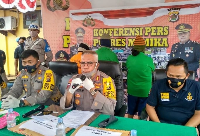 Kapolda Papua Irjen Polisi Paulus Waterpauw memberikan keterangan pers berkaitan dengan pengusutan kasus video mesum. (ANTARA/JAWAPOS.COM)